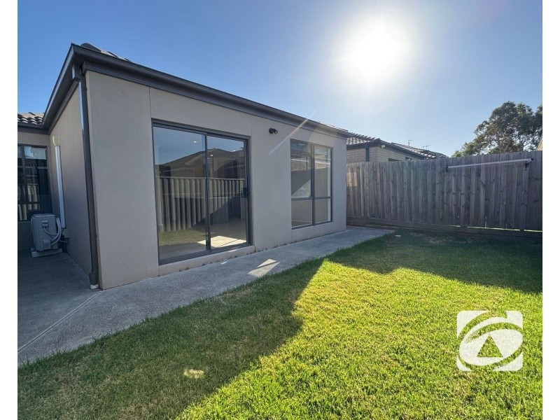 16 Godfrey Avenue, Cranbourne East VIC 3977