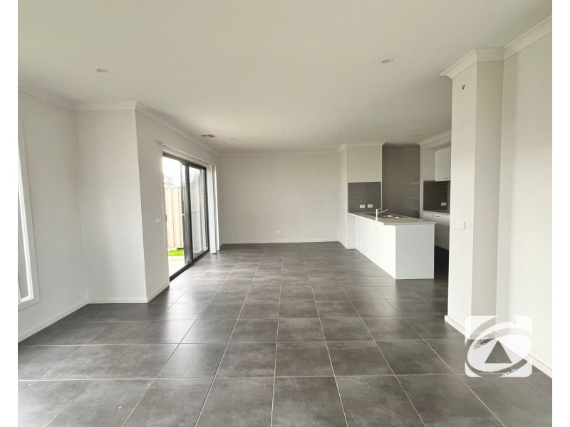 18 Harrison Way, Pakenham VIC 3810