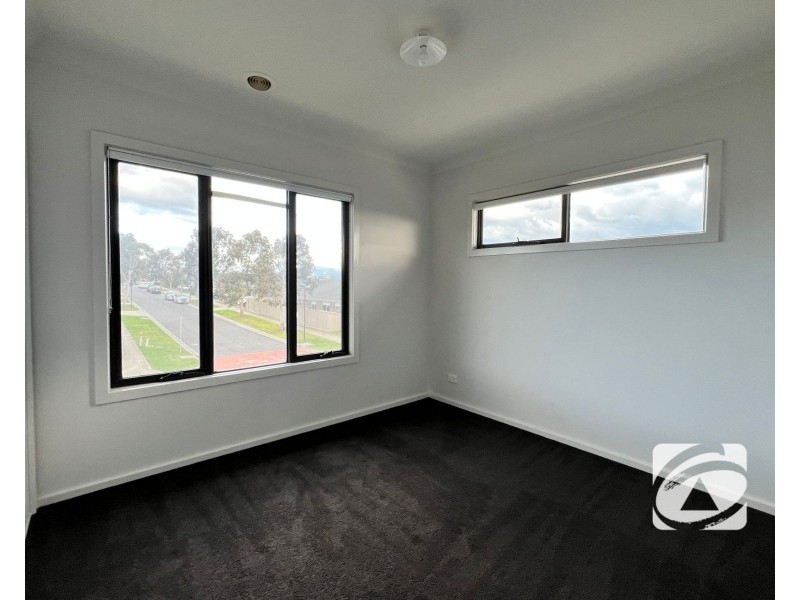 18 Harrison Way, Pakenham VIC 3810