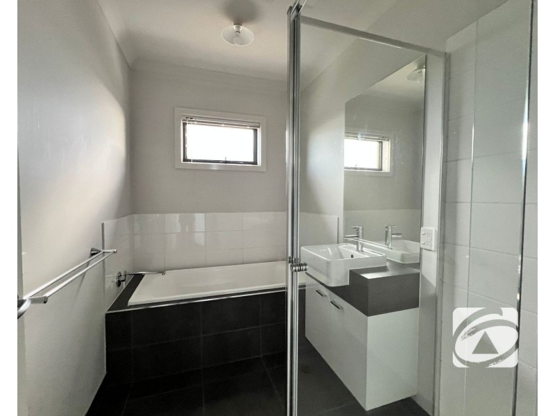 18 Harrison Way, Pakenham VIC 3810