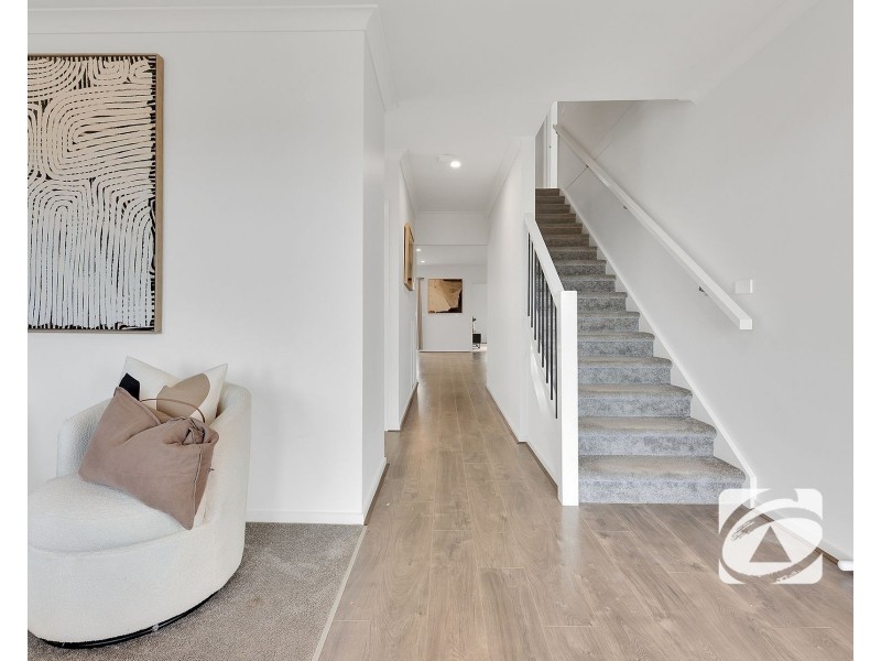 38 Carnelian Circuit, Clyde North VIC 3978