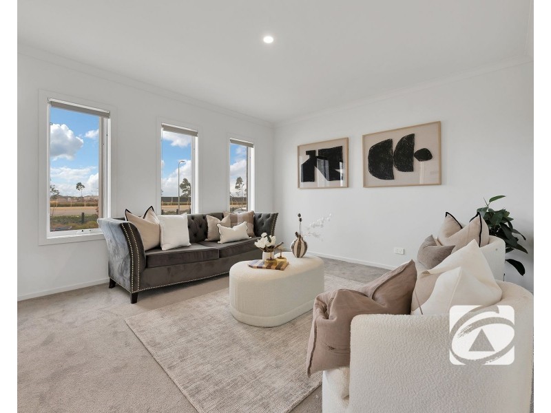 38 Carnelian Circuit, Clyde North VIC 3978