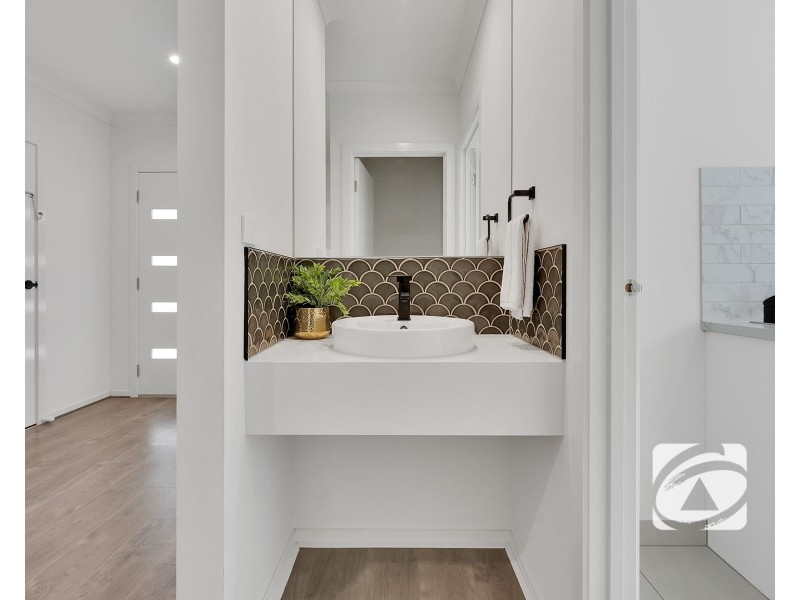 38 Carnelian Circuit, Clyde North VIC 3978