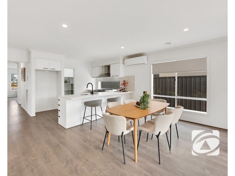 38 Carnelian Circuit, Clyde North VIC 3978