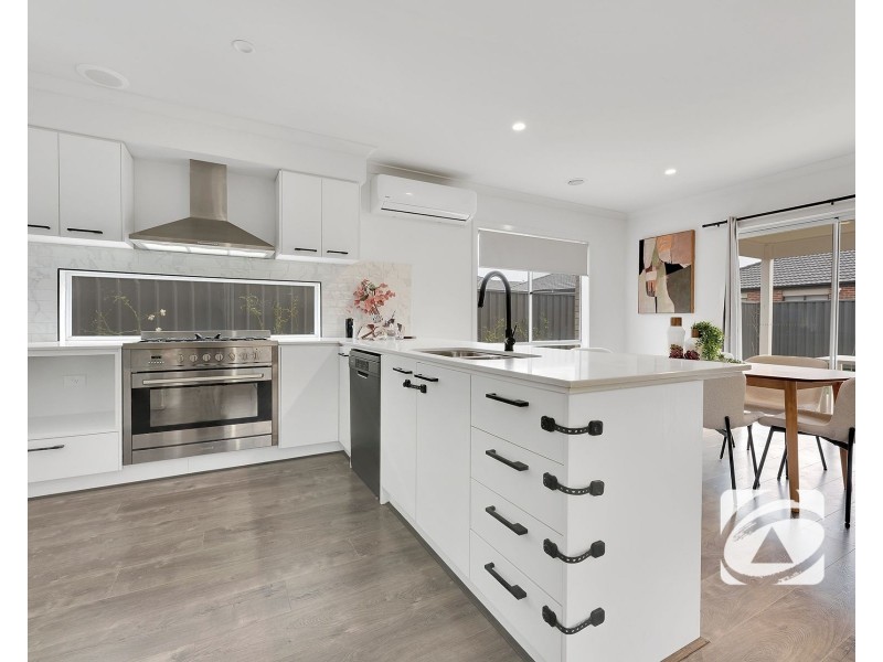 38 Carnelian Circuit, Clyde North VIC 3978