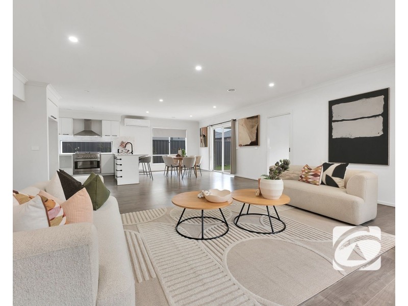38 Carnelian Circuit, Clyde North VIC 3978