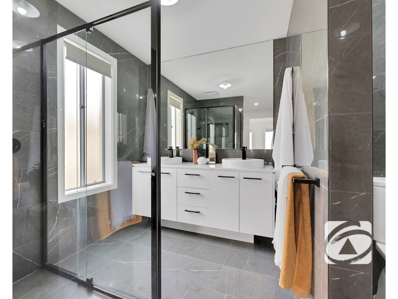 38 Carnelian Circuit, Clyde North VIC 3978