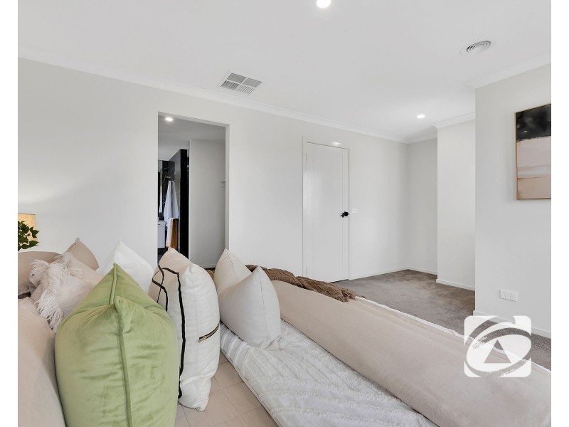 38 Carnelian Circuit, Clyde North VIC 3978