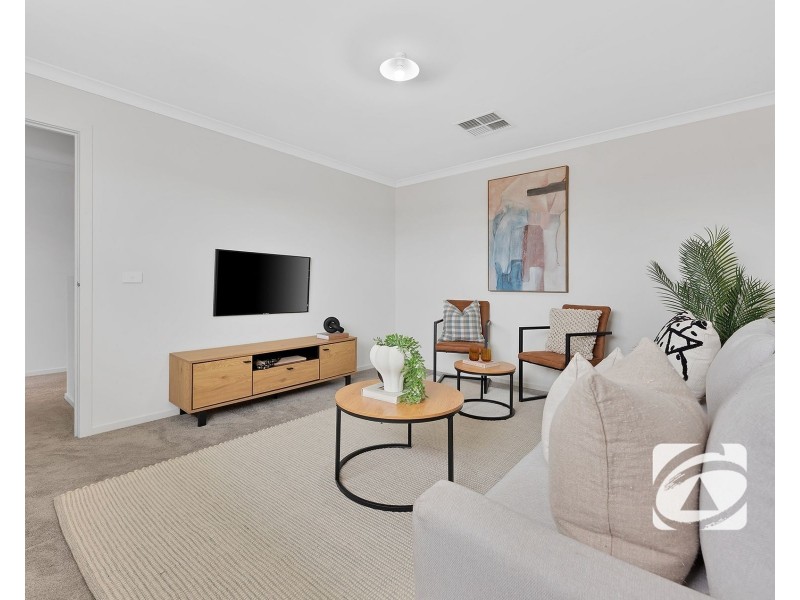 38 Carnelian Circuit, Clyde North VIC 3978