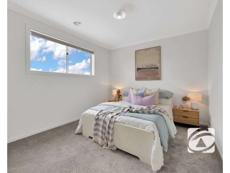 38 Carnelian Circuit, Clyde North VIC 3978
