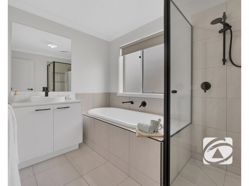 38 Carnelian Circuit, Clyde North VIC 3978