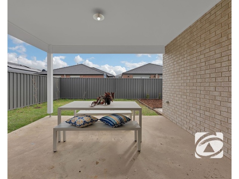 38 Carnelian Circuit, Clyde North VIC 3978