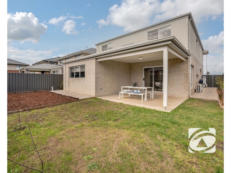 38 Carnelian Circuit, Clyde North VIC 3978