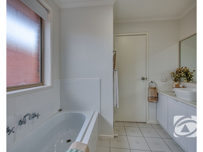 1/42 Strathavan Drive, Berwick VIC 3806