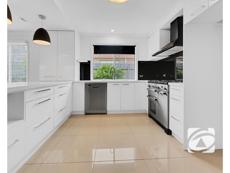 8 Wallingford Place, Narre Warren South VIC 3805