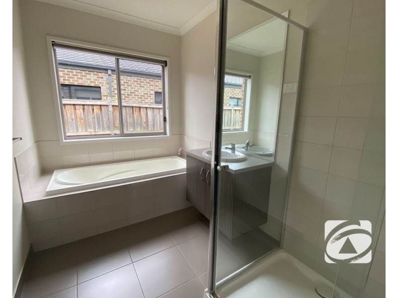 16 Denton Drive, Officer VIC 3809