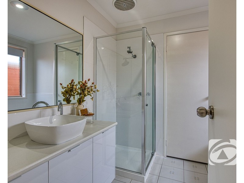 1/42 Strathavan Drive, Berwick VIC 3806