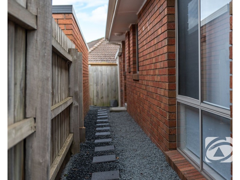 1/42 Strathavan Drive, Berwick VIC 3806