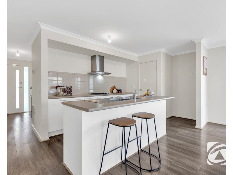 32 Yellow Robin Circuit, Cranbourne East VIC 3977