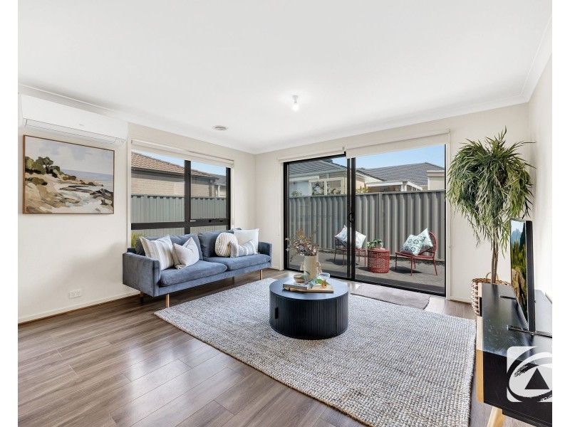 32 Yellow Robin Circuit, Cranbourne East VIC 3977