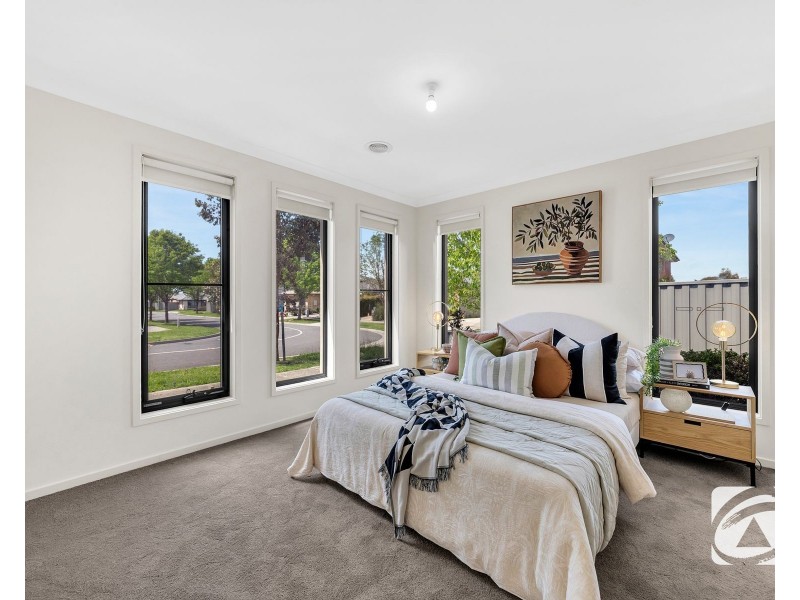 32 Yellow Robin Circuit, Cranbourne East VIC 3977