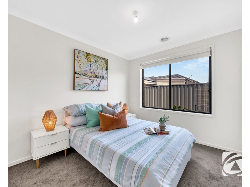 32 Yellow Robin Circuit, Cranbourne East VIC 3977