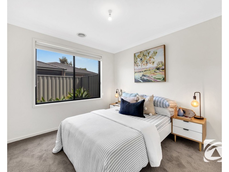 32 Yellow Robin Circuit, Cranbourne East VIC 3977