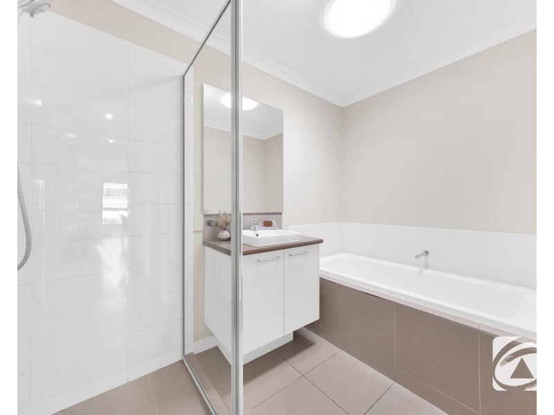 32 Yellow Robin Circuit, Cranbourne East VIC 3977