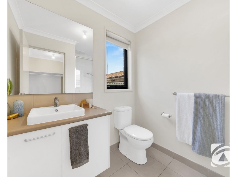 32 Yellow Robin Circuit, Cranbourne East VIC 3977