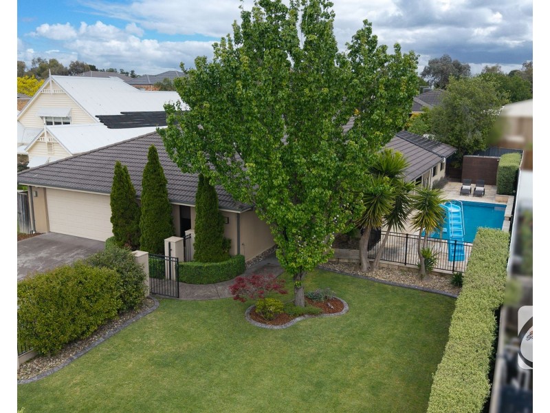 10 McNair Court, Berwick VIC 3806