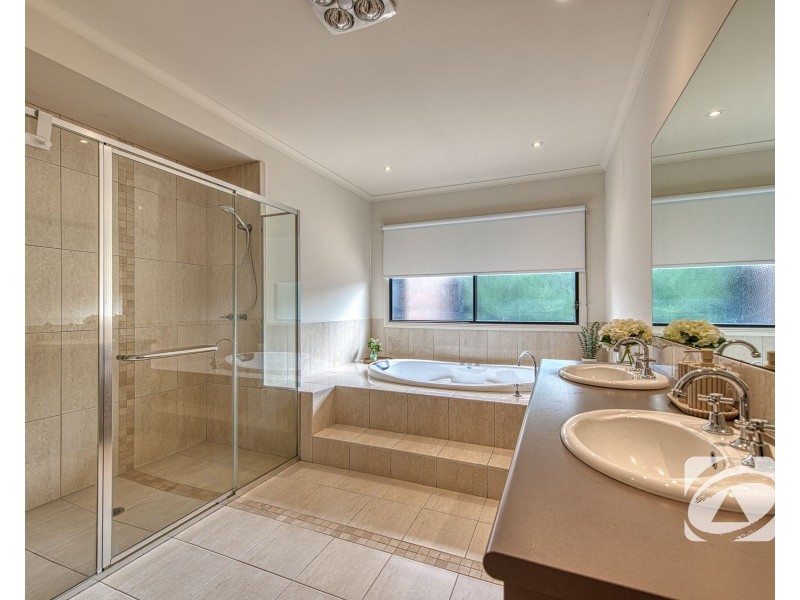 10 McNair Court, Berwick VIC 3806