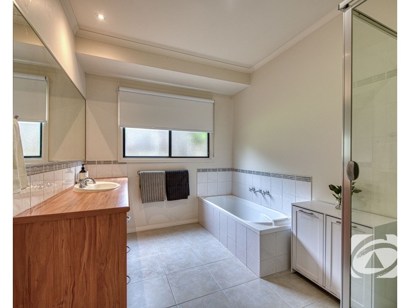 10 McNair Court, Berwick VIC 3806