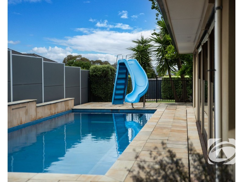 10 McNair Court, Berwick VIC 3806