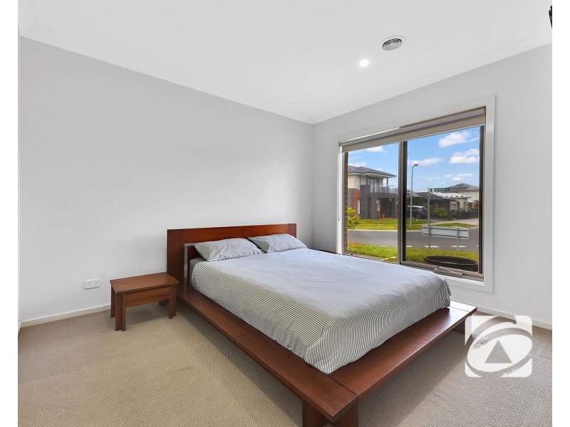 2 Dexter Crescent, Clyde North VIC 3978