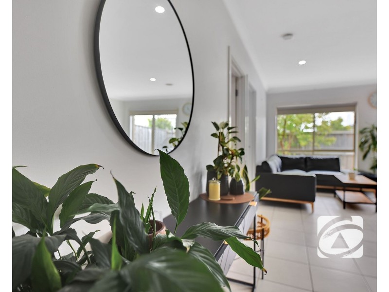 2 Dexter Crescent, Clyde North VIC 3978