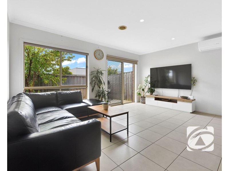 2 Dexter Crescent, Clyde North VIC 3978