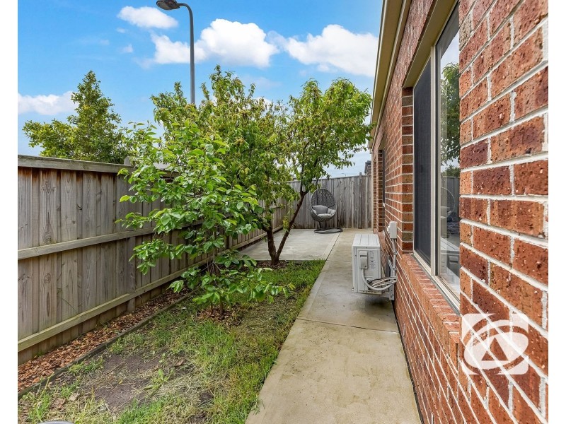 2 Dexter Crescent, Clyde North VIC 3978