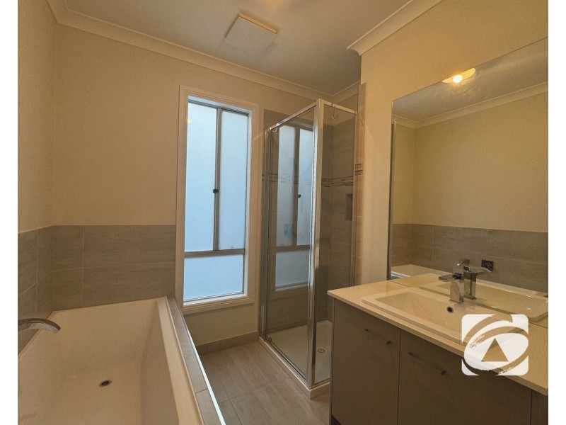 20 Godfrey Avenue, Cranbourne East VIC 3977