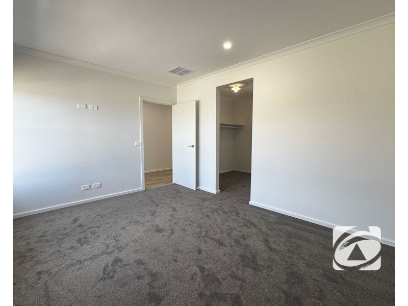 4 Superb Road, Officer VIC 3809