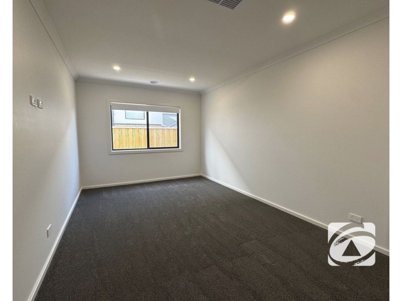 4 Superb Road, Officer VIC 3809