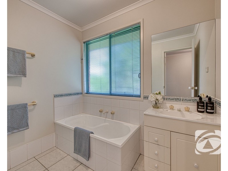 82 Lake View Drive, Narre Warren VIC 3805