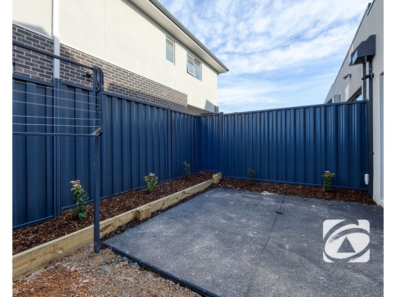 16 Borthwick Parade, Clyde North VIC 3978