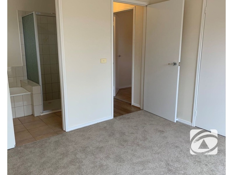 2/57 Ravensthorpe Crescent, Narre Warren VIC 3805