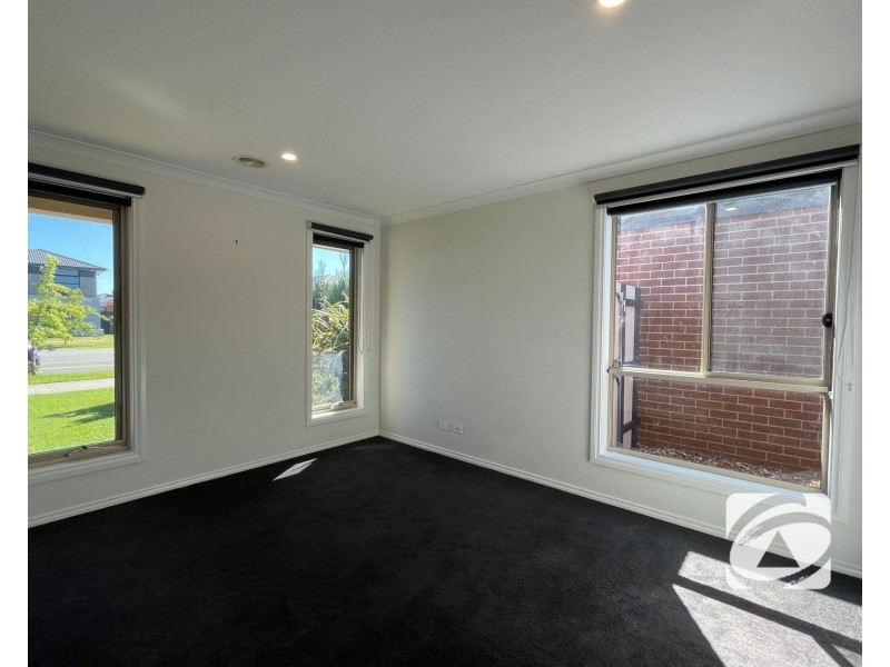 34 Skylark Boulevard, Clyde North VIC 3978