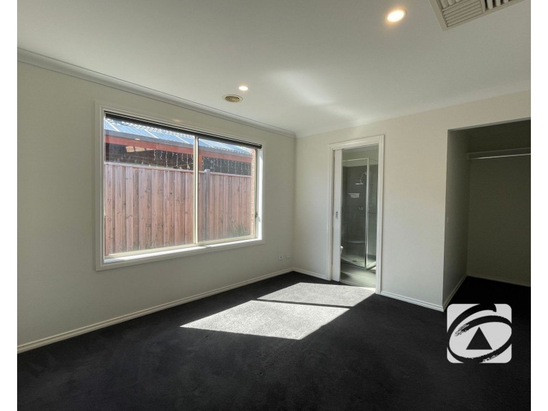 34 Skylark Boulevard, Clyde North VIC 3978