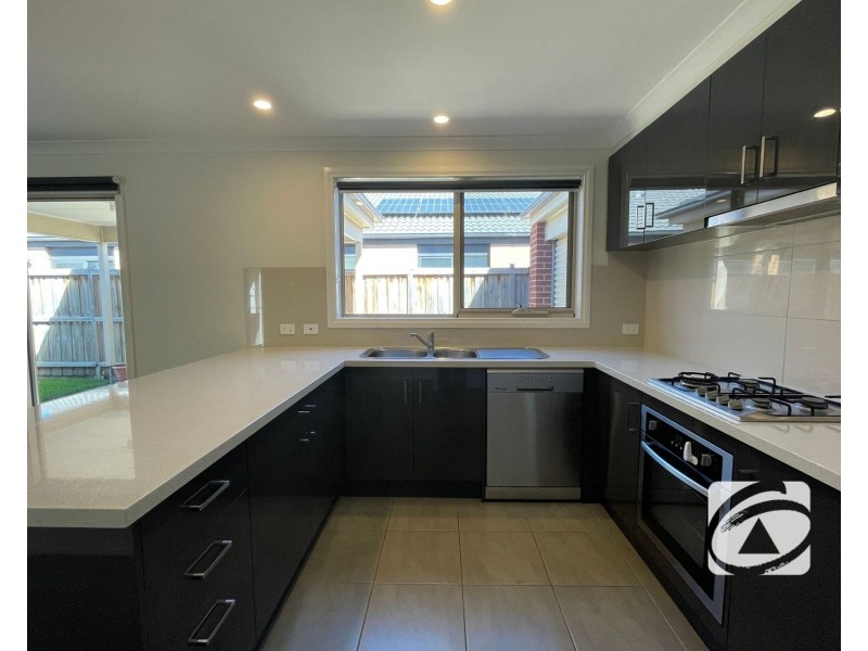 34 Skylark Boulevard, Clyde North VIC 3978