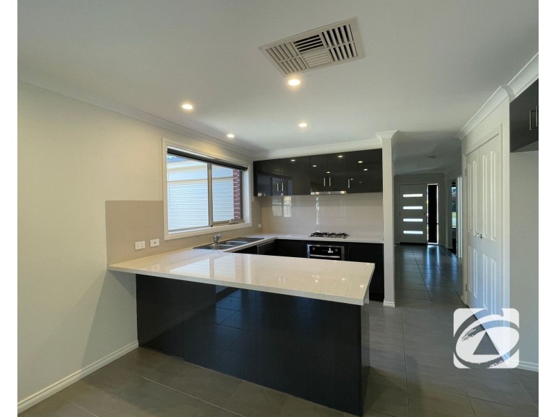 34 Skylark Boulevard, Clyde North VIC 3978