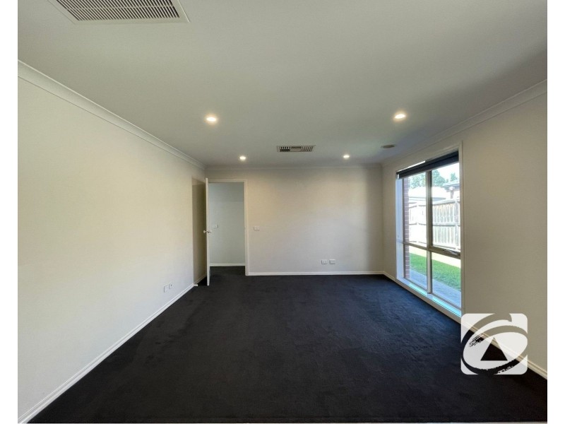 34 Skylark Boulevard, Clyde North VIC 3978