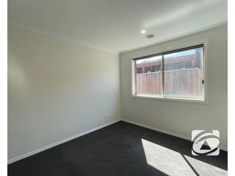 34 Skylark Boulevard, Clyde North VIC 3978