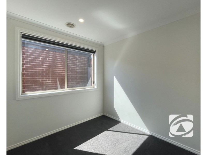 34 Skylark Boulevard, Clyde North VIC 3978